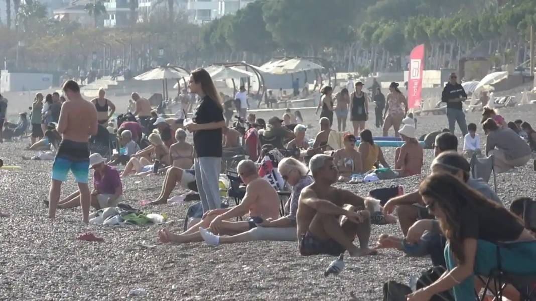 Antalya’da Kasım Sürprizi: 27 Derecede Sahiller Dolup Taştı! 1